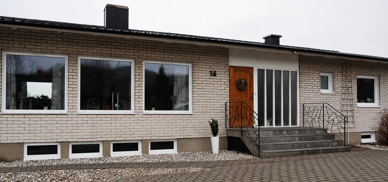Villa i Åstorp med färdigmonterade vita PVC-fönster